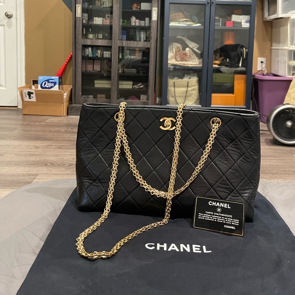 Authentic Vintage Chanel totebag in excellent condition, 24kgold plated hardware